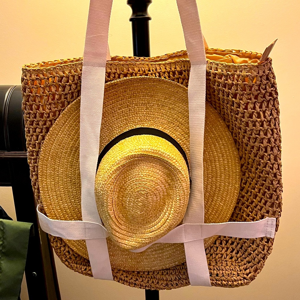 Adorable Straw bag with hat holder NWT